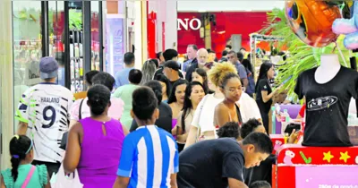 Movimento intenso no shopping de Belém antes do Natal