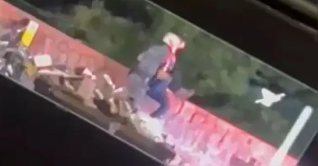 Imagem ilustrativa da notícia Vídeo flagra PM arremessando homem de ponte em SP