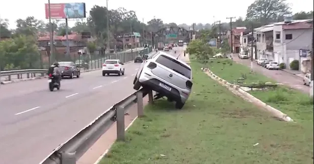 Imagem ilustrativa da notícia Carro perde o controle e sobe mureta de viaduto em Ananindeua