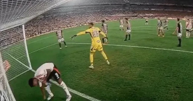 Imagem ilustrativa da notícia Vídeo: atacante do River joga terço de Everson para longe
