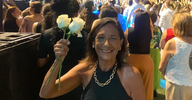 Imagem ilustrativa da notícia Fã recebe duas rosas de Roberto Carlos em show de Belém