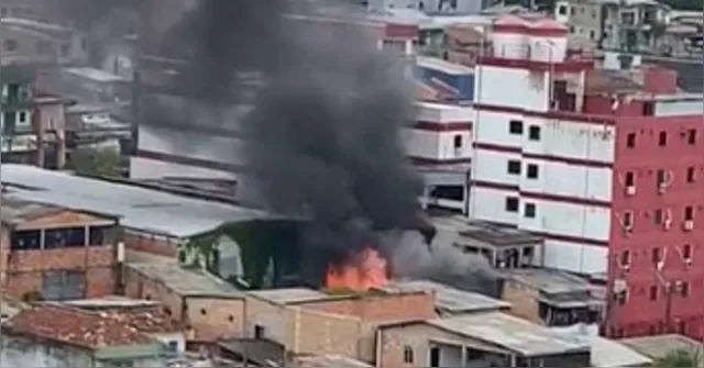 Imagem ilustrativa da notícia Incêndio de grandes proporções atinge casa na Pedreira