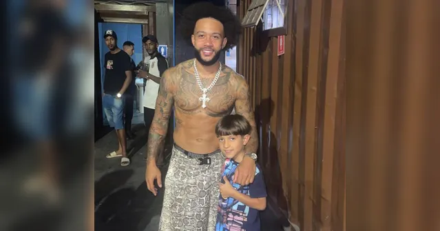Imagem ilustrativa da notícia Vídeo: Memphis Depay curte folga do Corinthians na quebrada