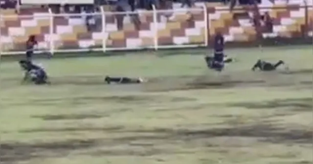 Imagem ilustrativa da notícia Raio mata jogador e deixa outros feridos em jogo de futebol