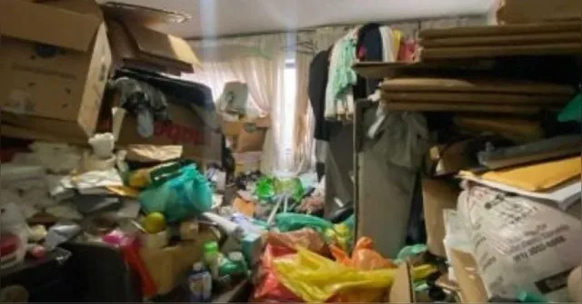 Imagem ilustrativa da notícia Mulher acumula 30 toneladas de entulho dentro de casa