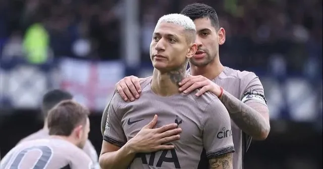 Imagem ilustrativa da notícia Richarlison brilha, mas sai machucado em virada do Tottenham