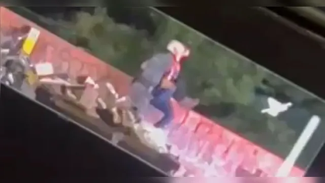 Imagem ilustrativa da notícia Vídeo flagra PM arremessando homem de ponte em SP