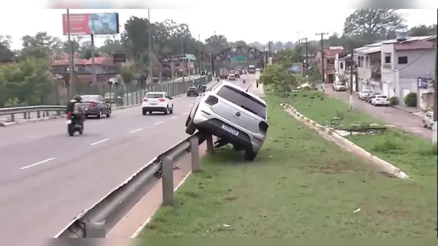 Imagem ilustrativa da notícia Carro perde o controle e sobe mureta de viaduto em Ananindeua