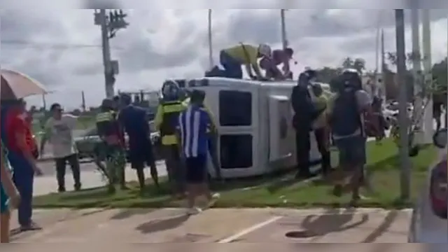 Imagem ilustrativa da notícia VÍDEO: van capota na Augusto Montenegro; feridos e grávida são socorridos