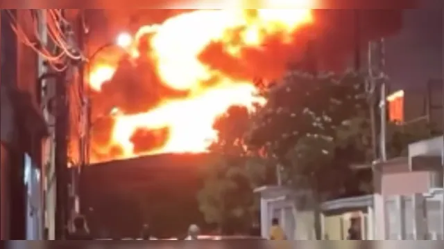 Imagem ilustrativa da notícia Vídeo: incêndio atinge fábrica da Ambev em Manaus