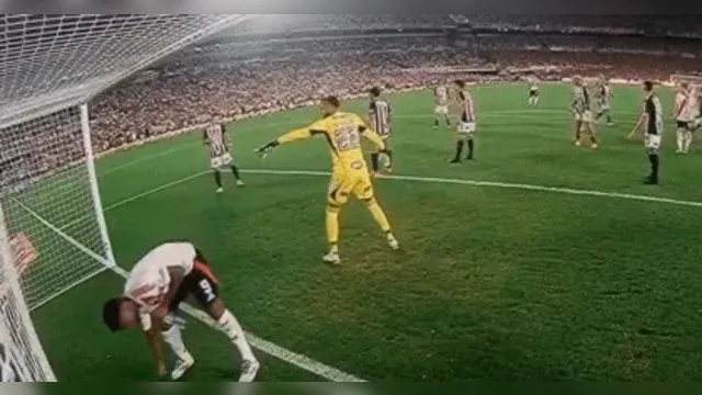 Imagem ilustrativa da notícia Vídeo: atacante do River joga terço de Everson para longe