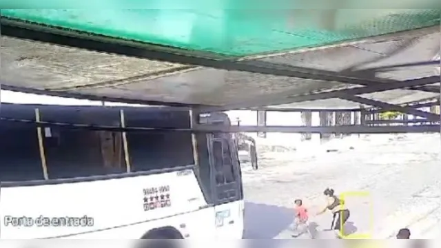 Imagem ilustrativa da notícia Vídeo: criança é atropelada por ônibus em Belém e sobrevive