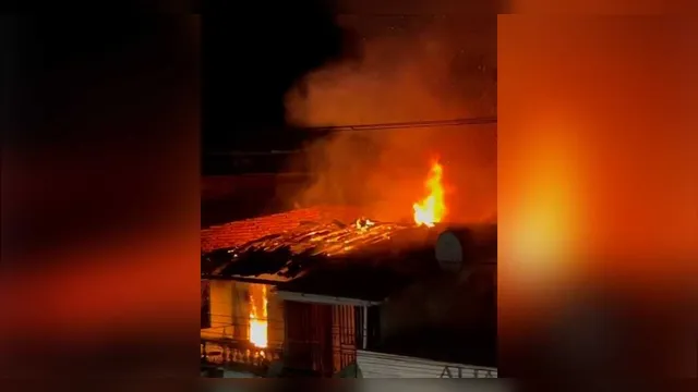 Imagem ilustrativa da notícia Vídeo: incêndio destrói duas casas no bairro da Condor