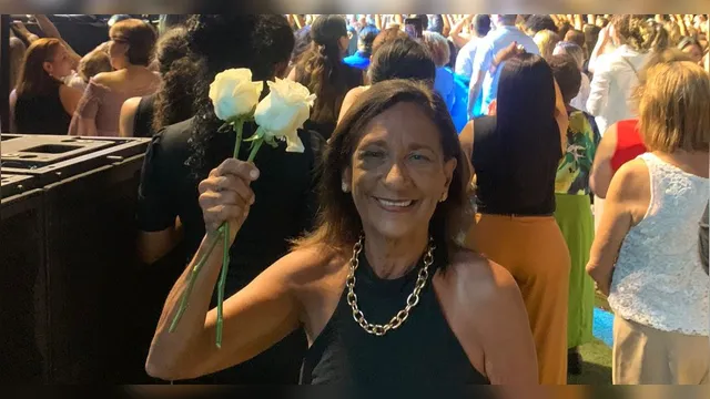 Imagem ilustrativa da notícia Fã recebe duas rosas de Roberto Carlos em show de Belém