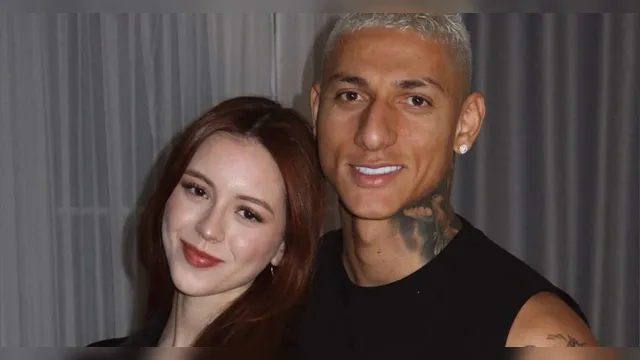 Imagem ilustrativa da notícia Richarlison e noiva anunciam sexo do primeiro filho