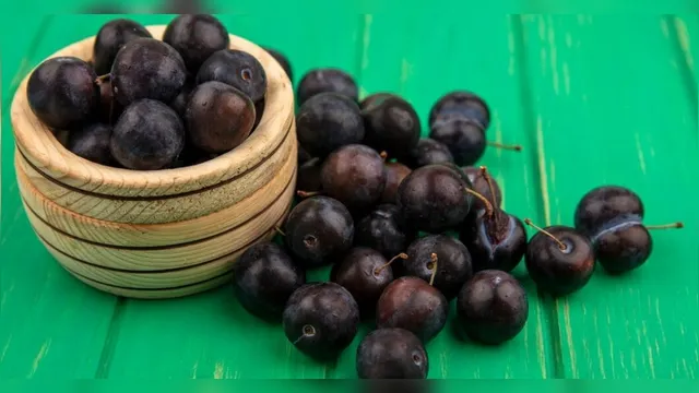 Imagem ilustrativa da notícia Jabuticaba: faz mal comer e engolir o caroço da fruta?