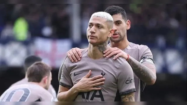 Imagem ilustrativa da notícia Richarlison brilha, mas sai machucado em virada do Tottenham