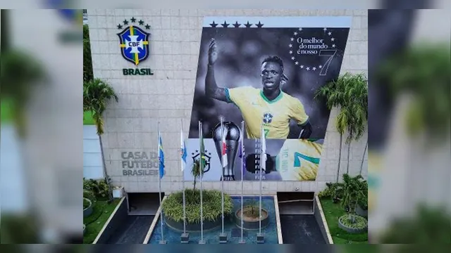 Imagem ilustrativa da notícia Melhor do mundo: Vini Jr é homenageado na fachada da CBF