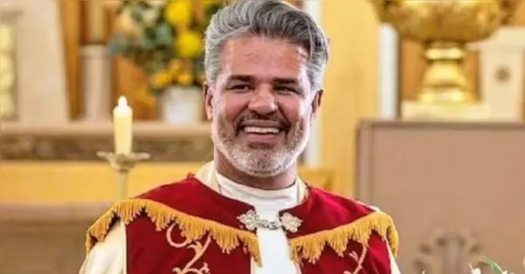 Imagem ilustrativa da notícia Padre é afastado após vazamento de fotos íntimas com homens