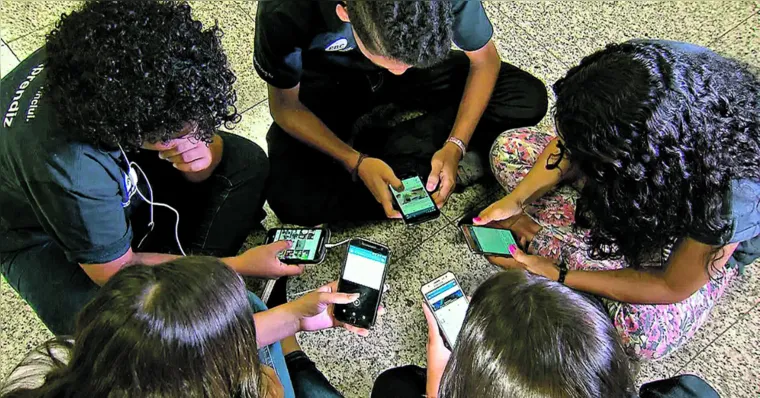 Imagem ilustrativa da notícia Medidas devem proibir uso de celular nas escolas