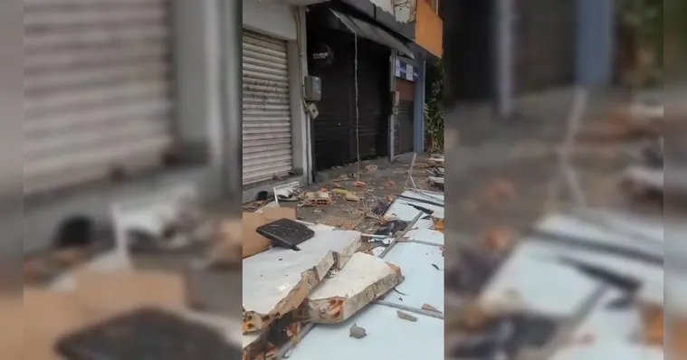 Imagem ilustrativa da notícia Sacadas de prédio comercial desabam no centro de Belém