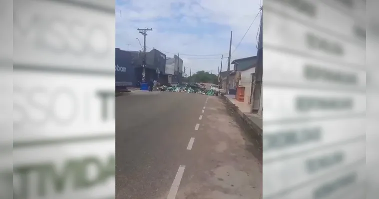 Imagem ilustrativa da notícia Moradores fecham rua com lixo em Ananindeua