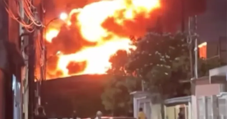 Imagem ilustrativa da notícia Vídeo: incêndio atinge fábrica da Ambev em Manaus