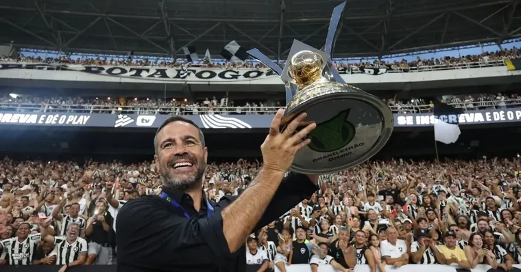 Imagem ilustrativa da notícia Artur Jorge é exaltado em Portugal após títulos no Botafogo