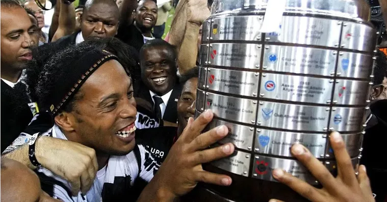Imagem ilustrativa da notícia 'Boa sorte, Galo!', deseja Ronaldinho Gaúcho antes da final