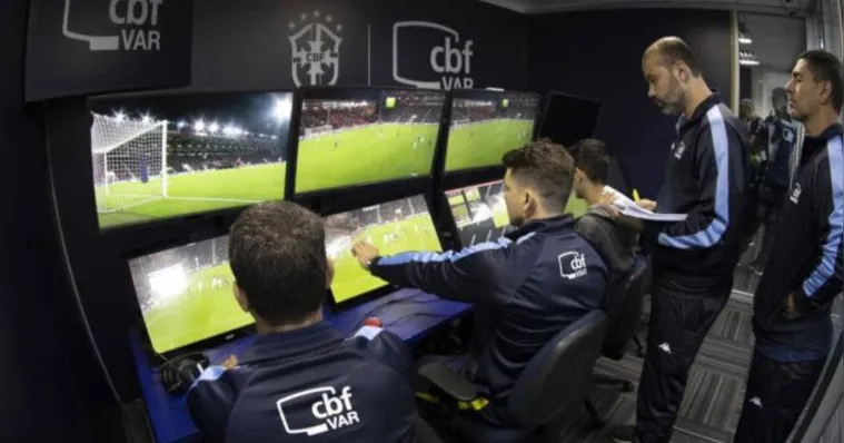 Imagem ilustrativa da notícia CBF afasta árbitros do VAR após polêmicas na Série A