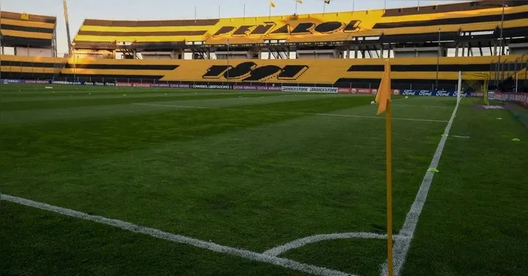 Imagem ilustrativa da notícia Conmebol exige torcida do Botafogo e ameaça portões fechados