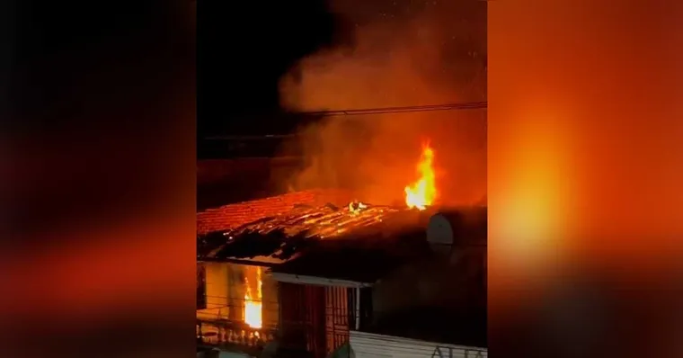 Imagem ilustrativa da notícia Vídeo: incêndio destrói duas casas no bairro da Condor