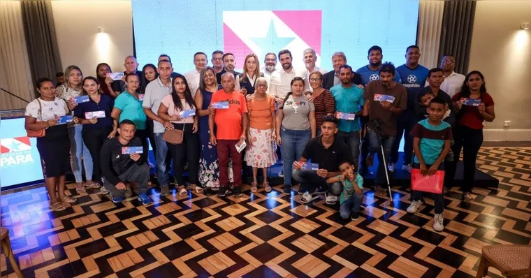 Imagem ilustrativa da notícia Famílias vítimas de incêndio recebem auxílio habitacional