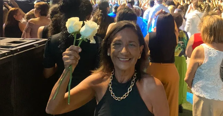 Imagem ilustrativa da notícia Fã recebe duas rosas de Roberto Carlos em show de Belém