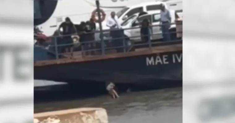 Imagem ilustrativa da notícia Vídeo: mãe joga criança para fora de balsa no Pará