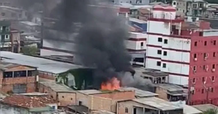 Imagem ilustrativa da notícia Incêndio de grandes proporções atinge casa na Pedreira