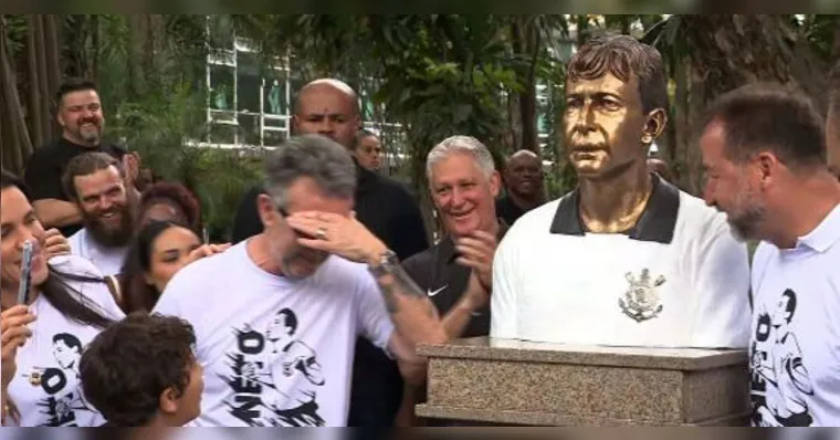 Imagem ilustrativa da notícia Neto ganha busto no Corinthians e vai às lágrimas