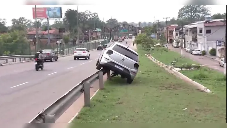 Imagem ilustrativa da notícia Carro perde o controle e sobe mureta de viaduto em Ananindeua