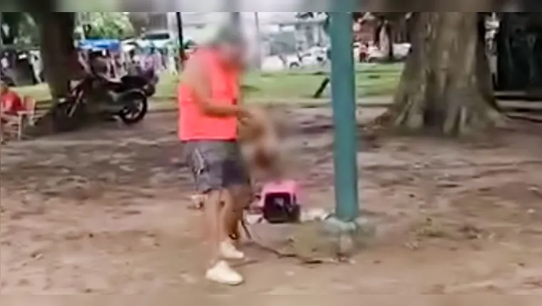 Imagem ilustrativa da notícia Vídeo: homem espanca cachorro em plena Praça da República, em Belém