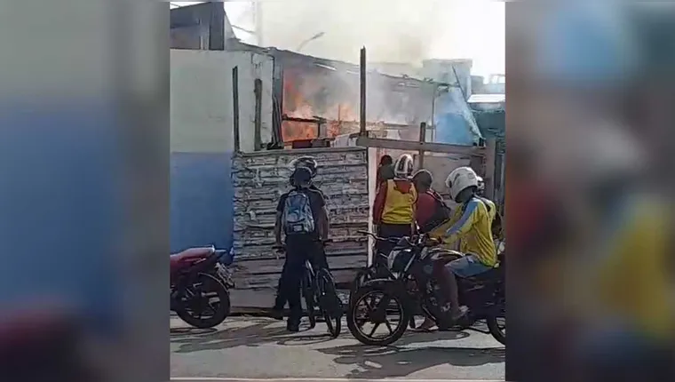 Imagem ilustrativa da notícia Vídeo: incêndio atinge casa no bairro do Guamá 