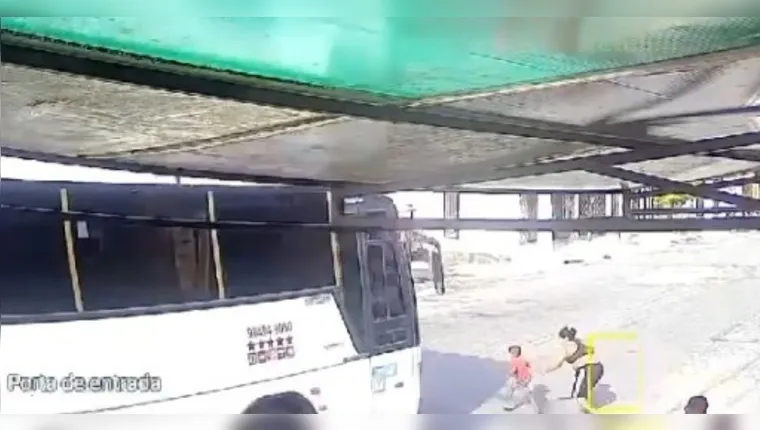 Imagem ilustrativa da notícia Vídeo: criança é atropelada por ônibus em Belém e sobrevive