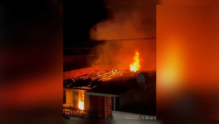 Imagem ilustrativa da notícia Vídeo: incêndio destrói duas casas no bairro da Condor