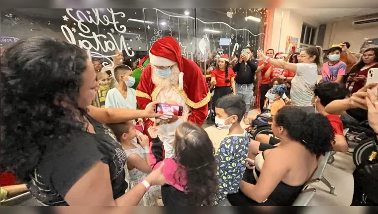 Imagem ilustrativa da notícia Caravana de Natal encanta pacientes do Oncológico infantil