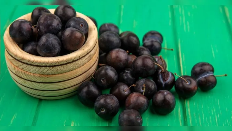 Imagem ilustrativa da notícia Jabuticaba: faz mal comer e engolir o caroço da fruta?