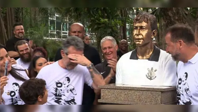 Imagem ilustrativa da notícia Neto ganha busto no Corinthians e vai às lágrimas