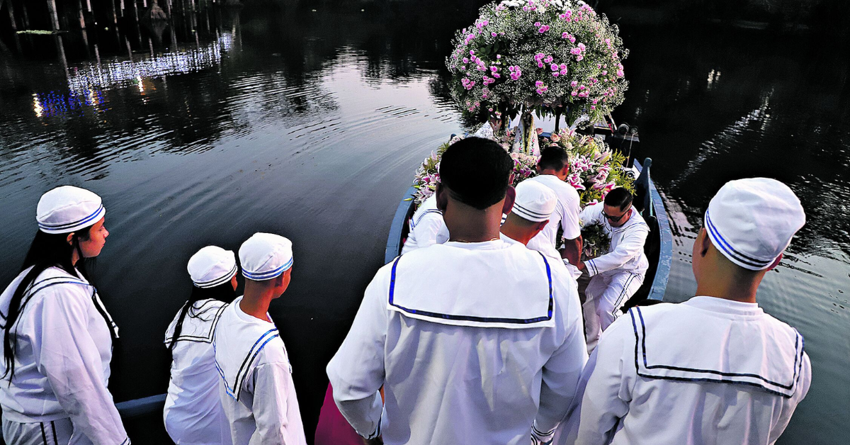 O tradicional Círio do Caraparu é realizado com canoas e caiaques ao longo do rio