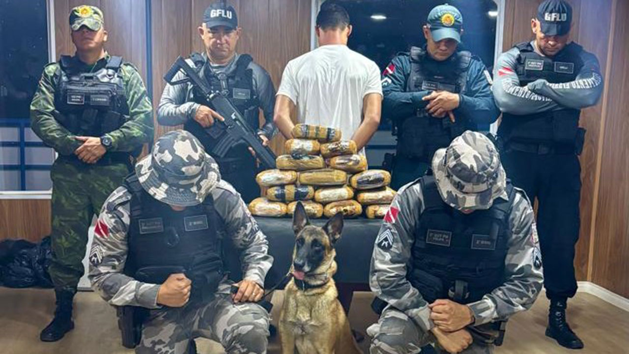 Com o home foram encontrados 15 tabletes de maconha pesando 23,417 kg.