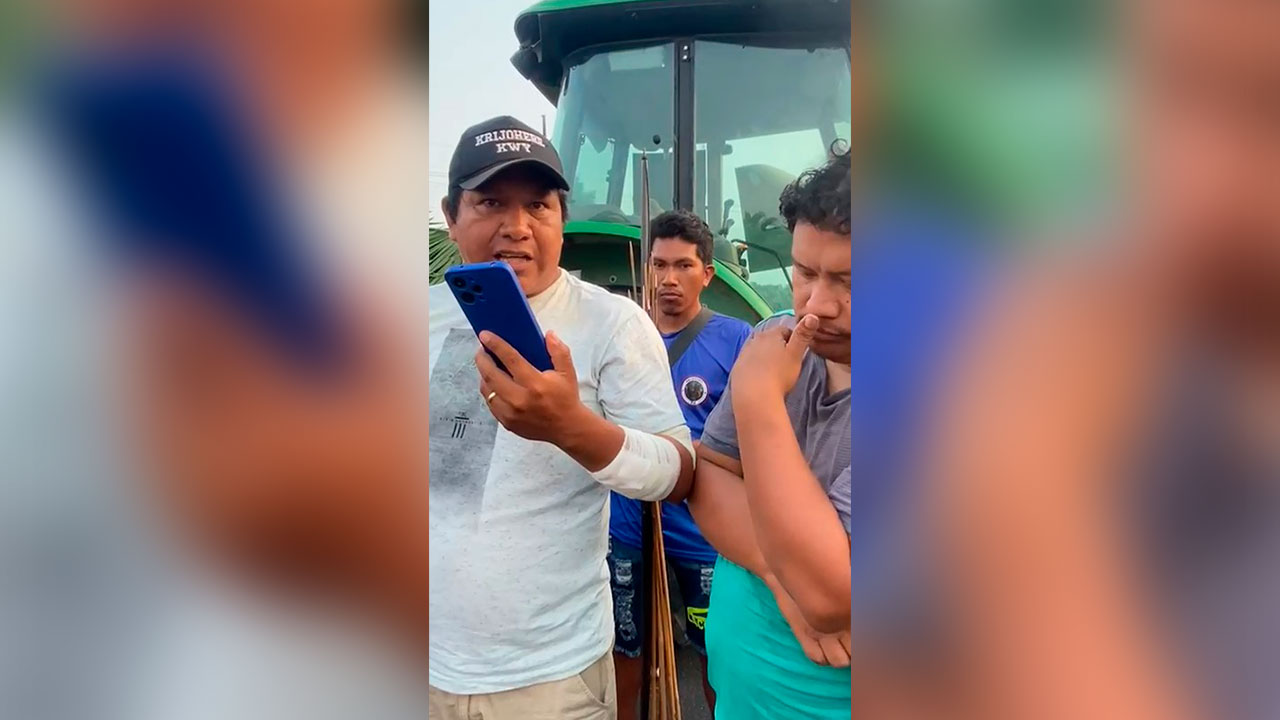 Momento em que cacique conversa com o Secretário de educação do estado do Pará, Rossieli Soares