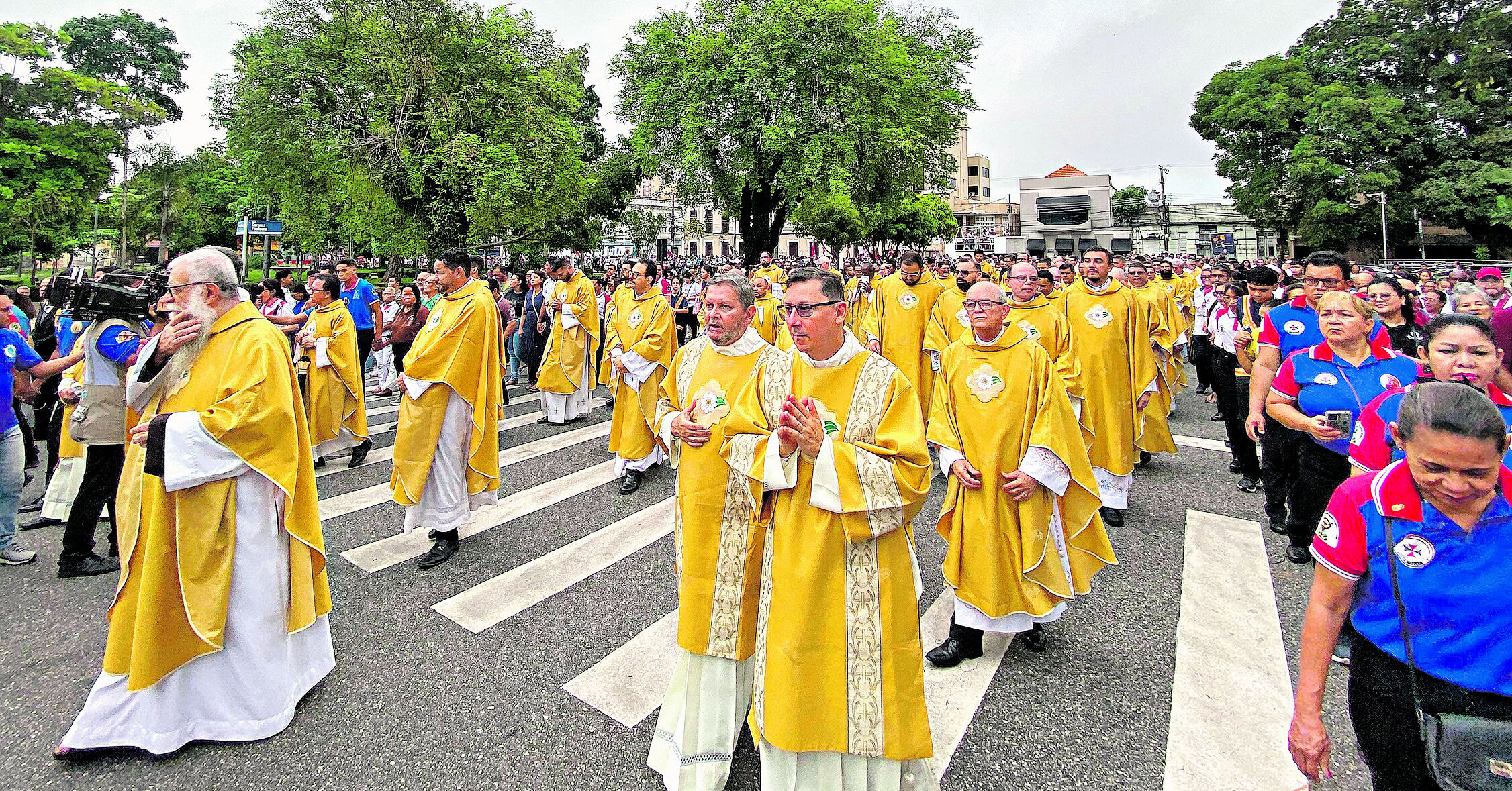 Religiosos e fiéis caminharam da Paróquia da Trindade até a Catedral Metropolitana neste domingo (29)