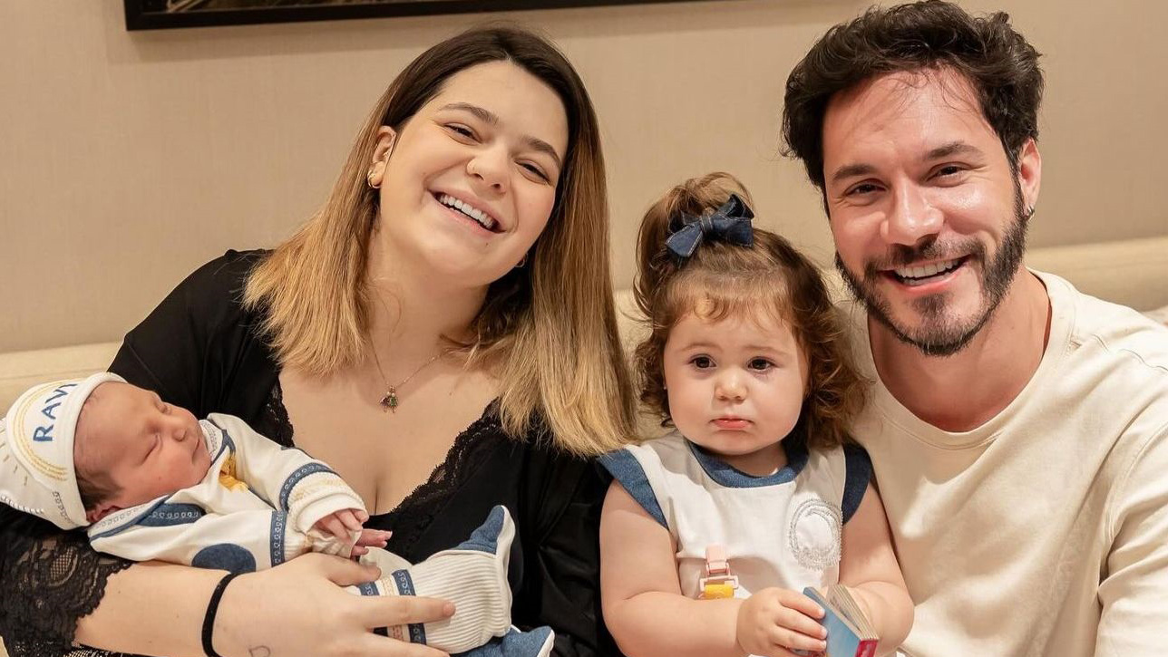O pequeno Ravi nos braços da mãe, Viih Tube, antes de ser internado